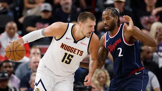 Kawhi Leonard defends Nikola Jokic